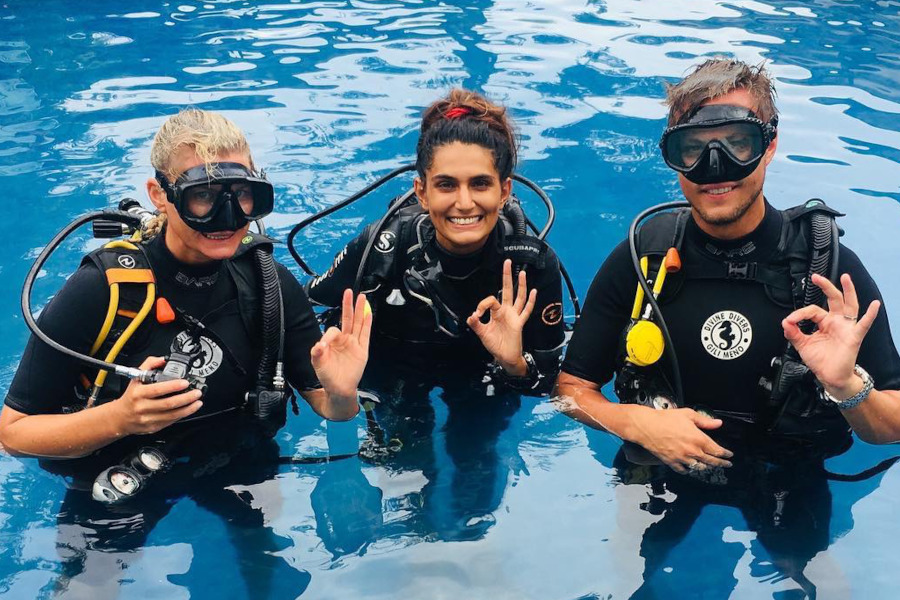 This picture shows divers in the swimming pool for the scuba diver course. The picture is featured by your Gili Meno dive center Divine Divers. Diving Gili Islands for beginners and experts. Fun Diving and courses and introduction dives. Accommodation and healthy restaurant on Gili Meno.