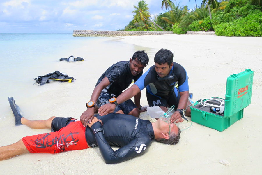 This picture shows two rescue divers during the rescue course. The picture is featured by your Gili Meno dive center Divine Divers. Diving Gili Islands for beginners and experts. Fun Diving and courses and introduction dives. Accommodation and healthy restaurant on Gili Meno.