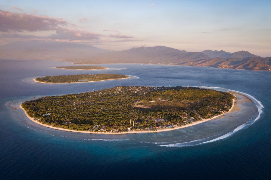 This picture shows a drone shot of Gili Meno. The picture is featured by your Gili Meno dive center Divine Divers. Diving Gili Islands for beginners and experts. Fun Diving and courses and introduction dives. Accommodation and healthy restaurant on Gili Meno.