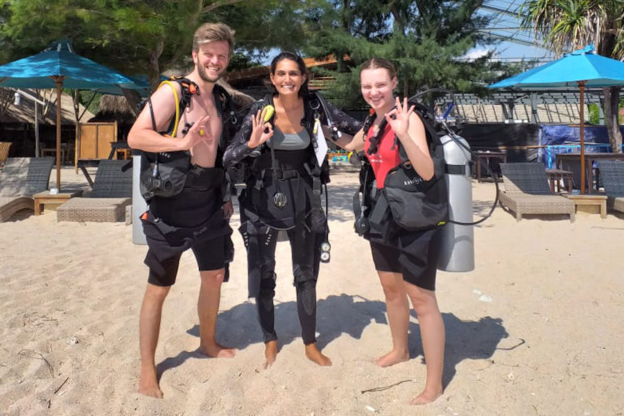 Refresher course on Gili Meno. The picture shows 3 divers on the beach. They did not dive in more than a year and decided to refresh diving skills with Divine Divers on Gili Meno